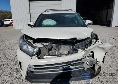 2019 Toyota Highlander Se/Xle z USA, uszkodzony, nr VIN 5TDJZRFH5KS570491